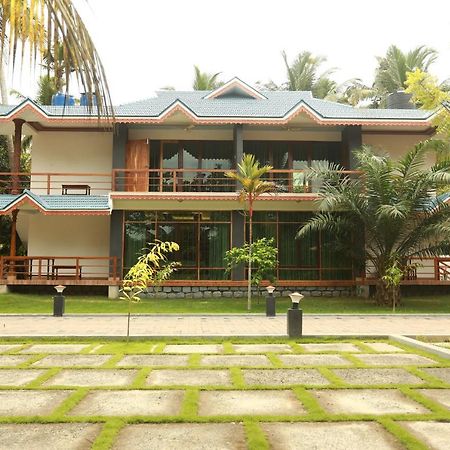 Lara Lake View Resort 트리반드룸 외부 사진